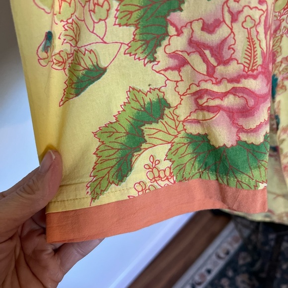 April Cornell small tunic with three fabric buttons and embroidered flowers - Picture 4 of 8